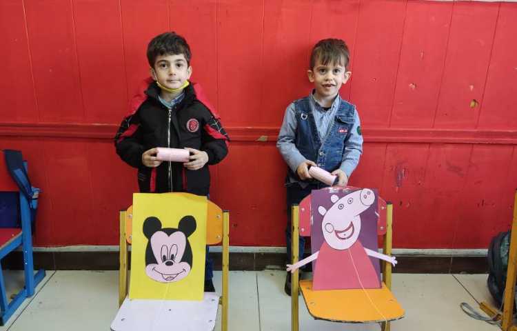 مسابقه ی سرعتی کشیدن کاموا و رد کردن آن از جای باریک جهت دست ورزی و تقویت نوک انگشتان دست 3