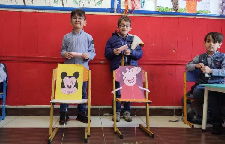 مسابقه ی سرعتی کشیدن کاموا و رد کردن آن از جای باریک جهت دست ورزی و تقویت نوک انگشتان دست 4