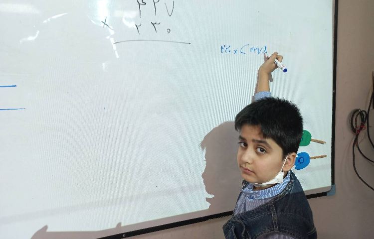 مشارکت دانش آموزان در بررسی سوالات ریاضی