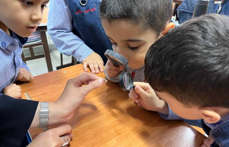 مشاهده ی موجودات زنده در کلاس Science 2