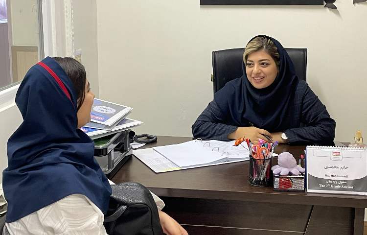 مشاوره فردی دانش آموزان با مسئولین پایه-روانشناس-سوپروایزر زبان 3
