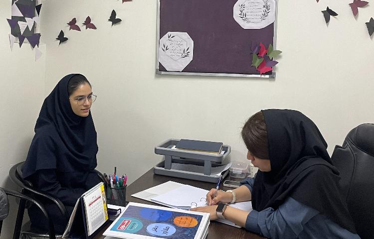 مشاوره فردی دانش آموزان با مسئولین پایه-روانشناس-سوپروایزر زبان