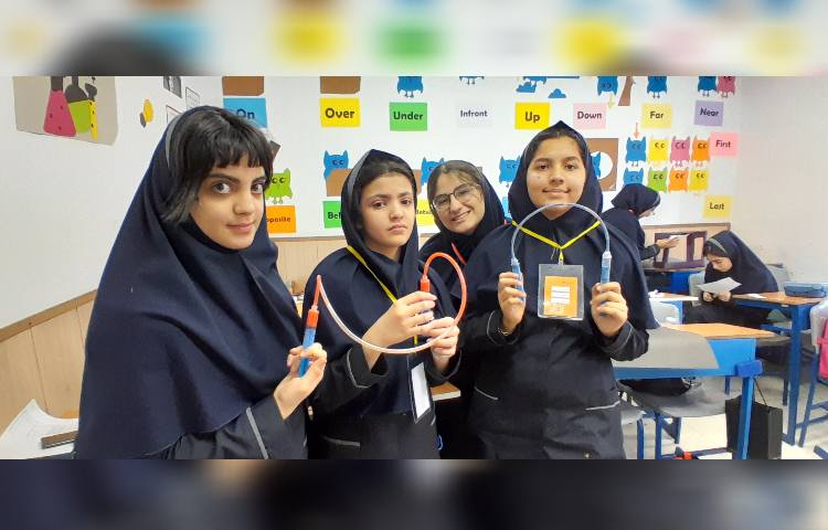 مصاحبه دانش آموز خبرنگار با شرکت کنندگان در رویدادها و کلاس های هفته ملی علوم 5