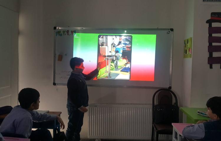 مطالعات اجتماعی-ارائه‌ی تحقیق درباره‌ی یکی از صنایع مصرفی توسط دانش‌آموز عزیزنان