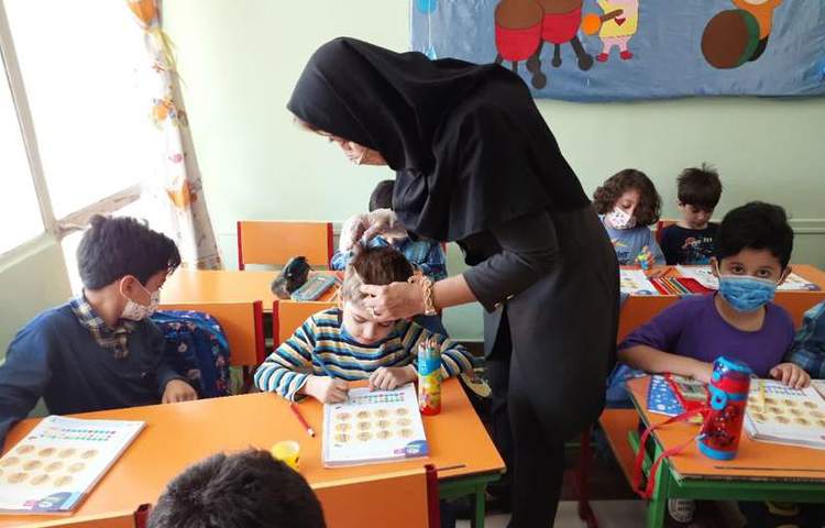 معاینه موی سر دانش آموزان دبستان علوی 1