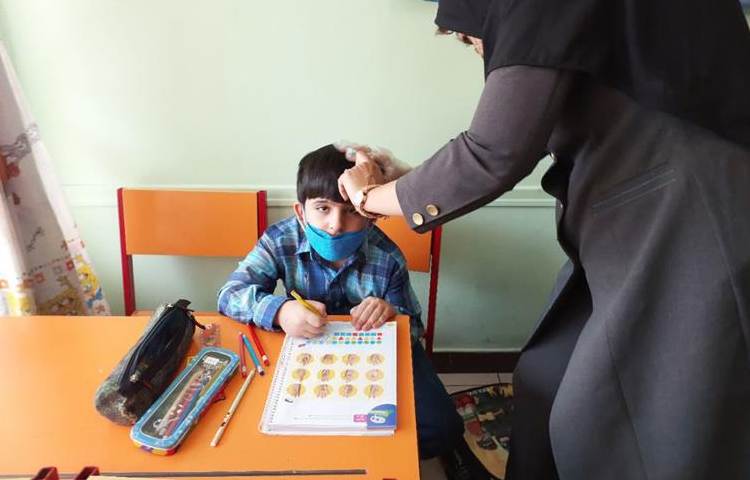 معاینه موی سر دانش آموزان دبستان علوی 2