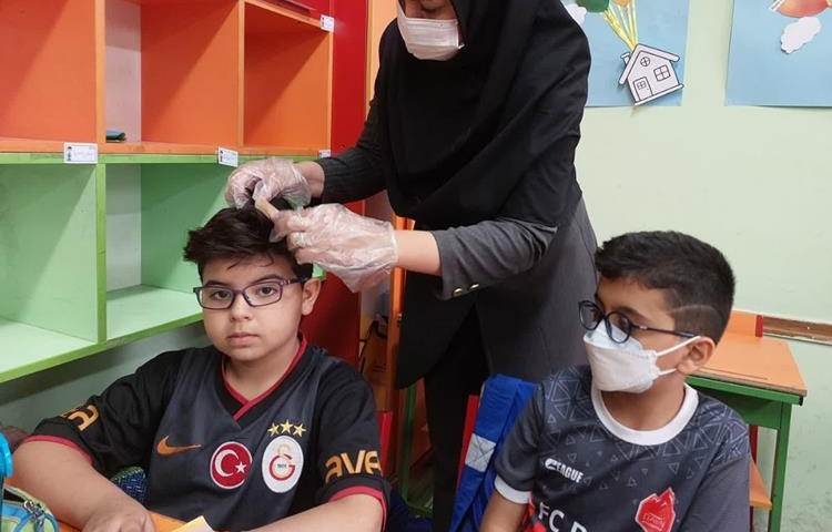 معاینه موی سر دانش آموزان دبستان علوی 4