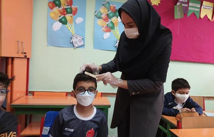 معاینه موی سر دانش آموزان دبستان علوی 5