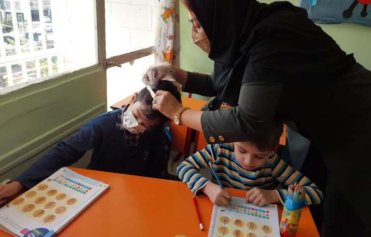 معاینه موی سر دانش آموزان دبستان علوی