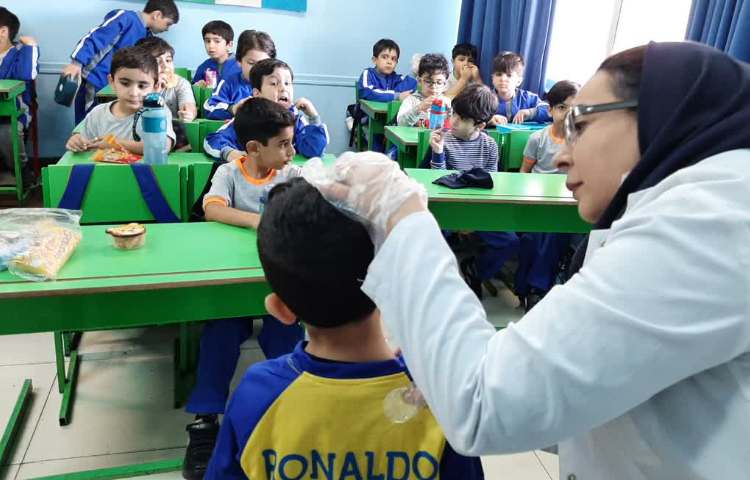 معاینه مو دانش آموزان( جهت تشخیص پدیکلوزیس) 3