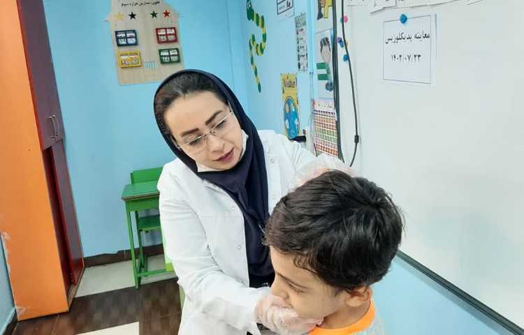 معاینه مو دانش آموزان( جهت تشخیص پدیکلوزیس)