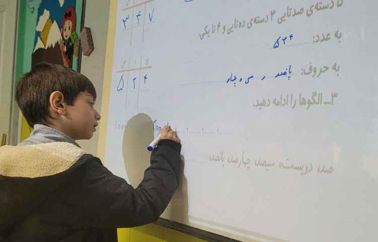 معرفی عدد های سه رقمی به کمک سکه ها و چرتکه 1