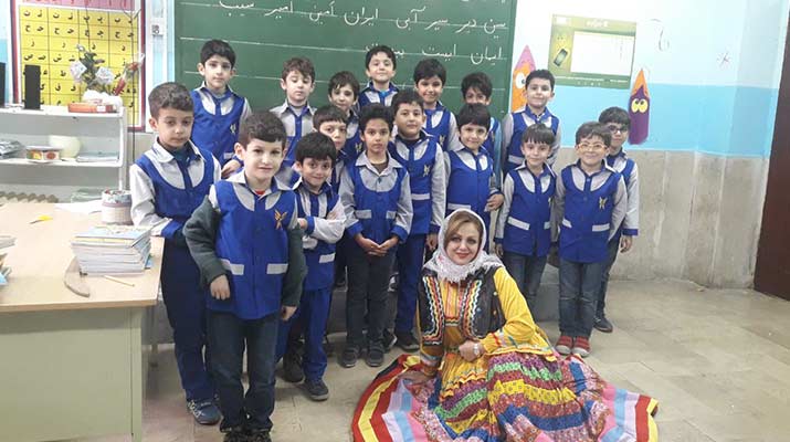 معلمی که دانش‌آموزانش را در کلاس درس غافل‌گیر می‌کند