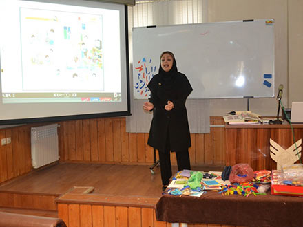 معلمی که دانش‌آموزانش را در کلاس درس غافل‌گیر می‌کند