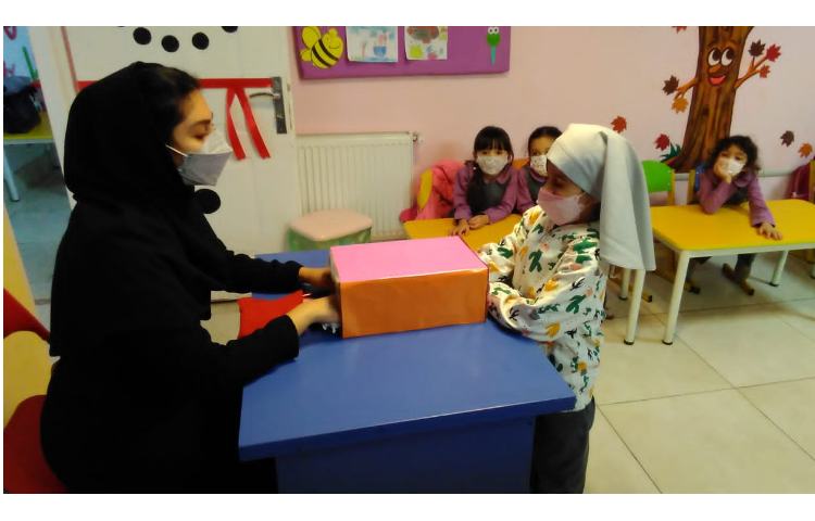 مفاهیم علوم:بازی جعبه جادویی دست بزن حدس بزن با هدف تقویت حس لامسه