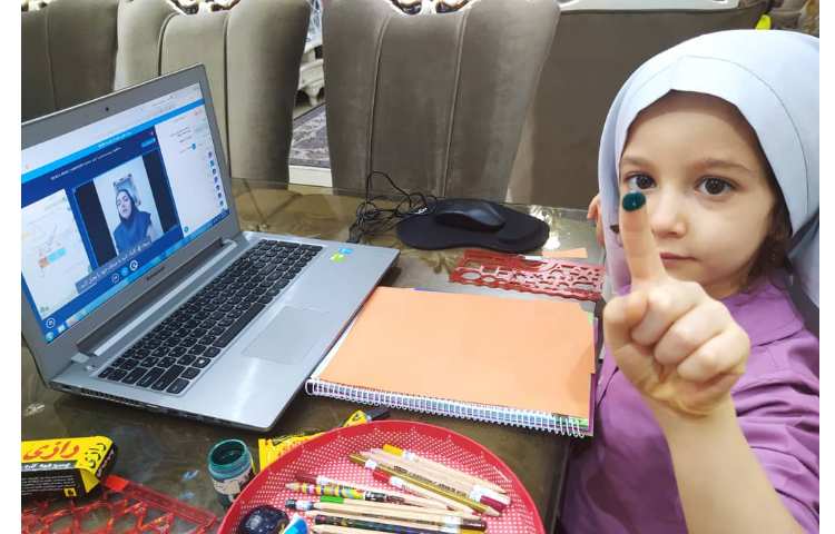 مفاهیم نوشتاری:صفحات کتاب نوشتاری مربوط به کار با رنگ انگشتی انجام شد،