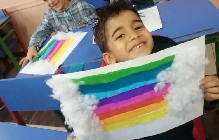 ملاژ با کاغذکشی و الیاف به صورت رنگین کمان