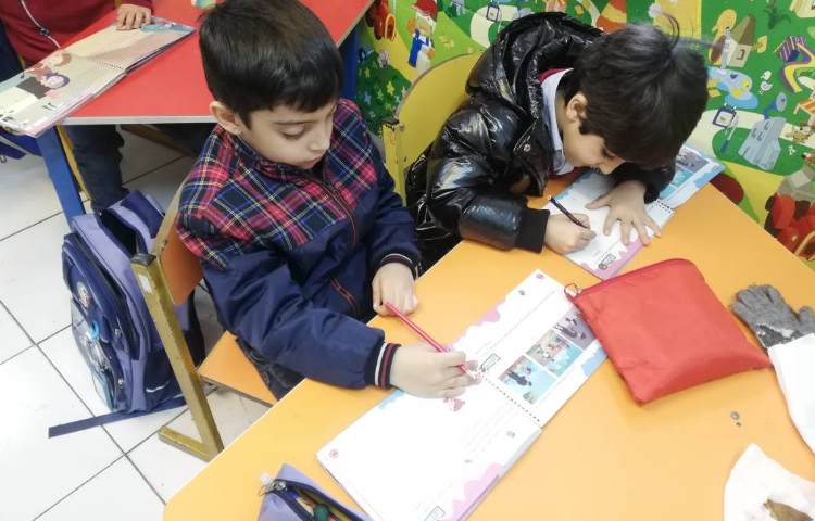 مهارت زندگی - دانش آموزان در مورد افرادی که دایره ی امن شان هستند نقاشی کشیدند. 2