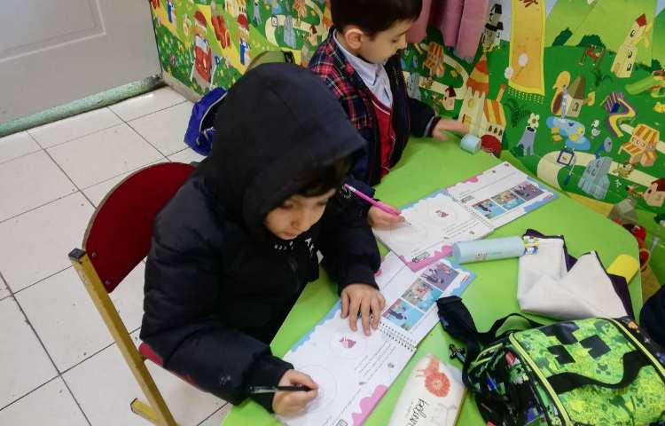 مهارت زندگی - دانش آموزان در مورد افرادی که دایره ی امن شان هستند نقاشی کشیدند. 3