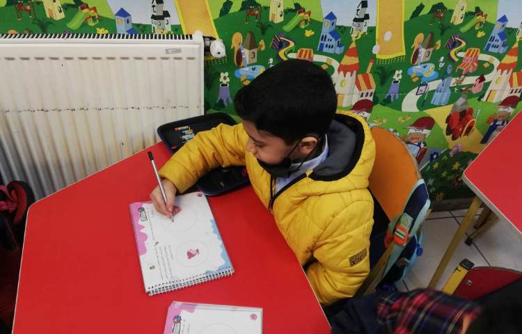 مهارت زندگی - دانش آموزان در مورد افرادی که دایره ی امن شان هستند نقاشی کشیدند.