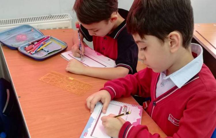 مهارت زندگی - دانش آموزان در مورد شغل مورد علاقه شان نقاشی کشیدند 3