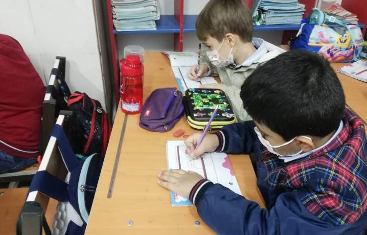 مهارت زندگی - دانش آموزان در مورد شغل مورد علاقه شان نقاشی کشیدند.