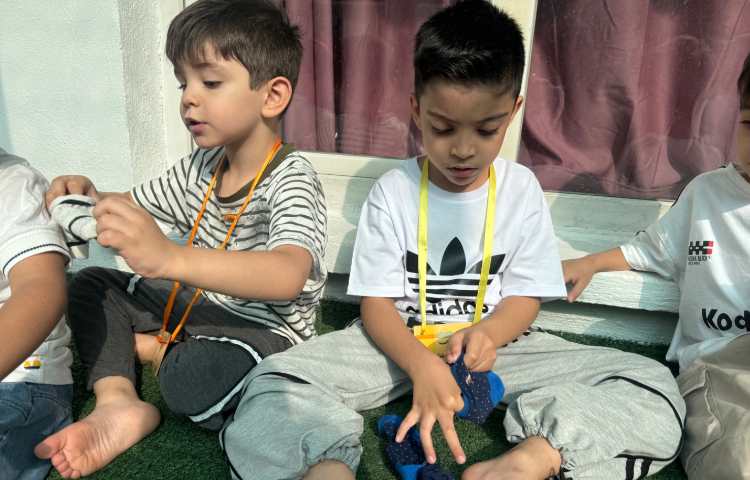 مهارت من:تمرین در پوشیدن کفش و جوراب 1