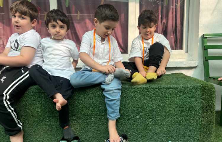 مهارت من:تمرین در پوشیدن کفش و جوراب 2