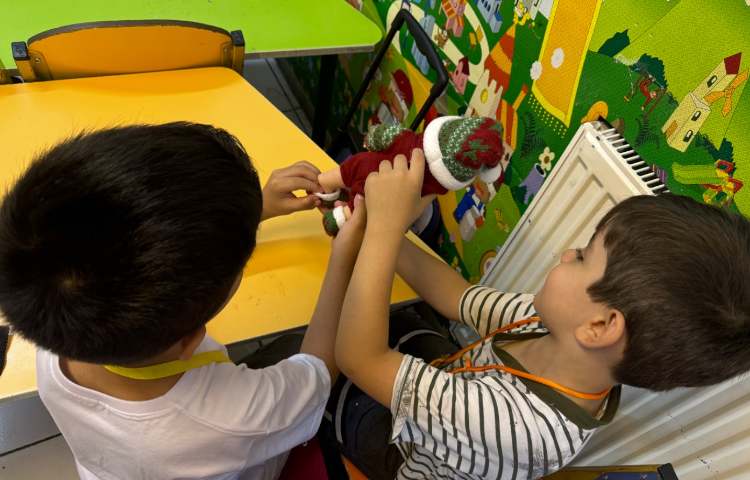 مهارت من:تمرین در پوشیدن کفش و جوراب 8