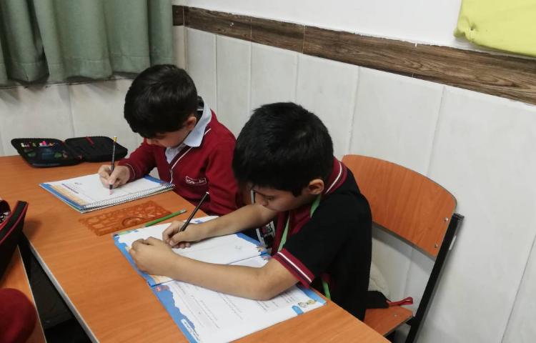 مهارت های زندگی- دانش آموزان در مورد رفتارهای دوستانه و غیردوستانه نقاشی کشیدند. 1