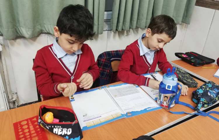 مهارت های زندگی- دانش آموزان در مورد رفتارهای دوستانه و غیردوستانه نقاشی کشیدند. 3