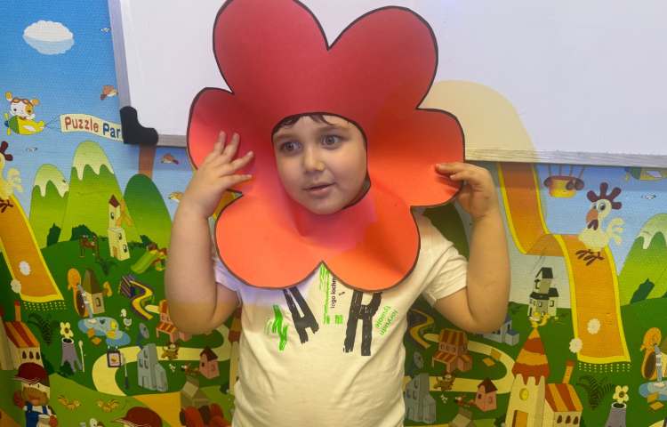 مهارت‌های من:دانش‌آموزان به عنوان گلهای باغ کلاس خودشان را معرفی کردند و با کلاس و مدرسه آشنا شدند.