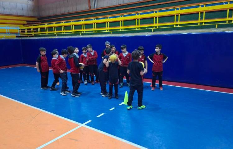 مهارت های پایه با تاکید بر پرتاب و دریافت 5