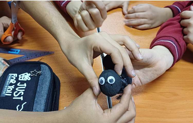 مهندسان طبیعت (مورچه ها ) صحبت و آشنایی با زندگی مورچه ها و درست کردن کاردستی مورچه 4