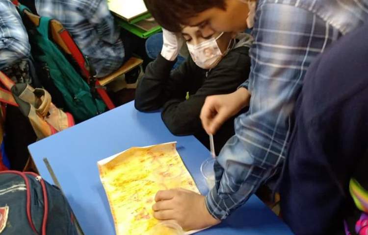 موضوع اسلایم اکلیلی و نقاشی جادویی هفته ملی علوم پایه ششم دبستان علوی 1