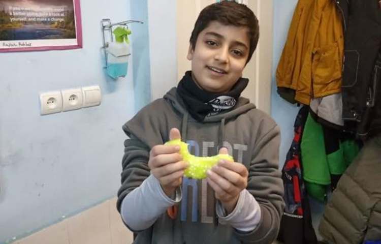 موضوع اسلایم اکلیلی و نقاشی جادویی هفته ملی علوم پایه ششم دبستان علوی 3