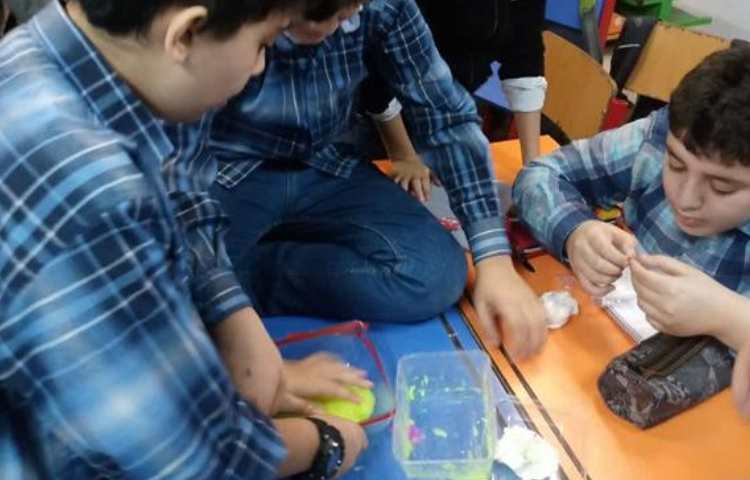 موضوع اسلایم اکلیلی و نقاشی جادویی هفته ملی علوم پایه ششم دبستان علوی 7