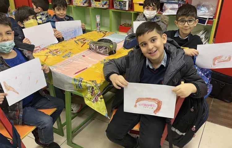 موضوع تابلو سنگی فعالیت های جذاب هفته ملی علوم پایه اول دبستان علوی 1