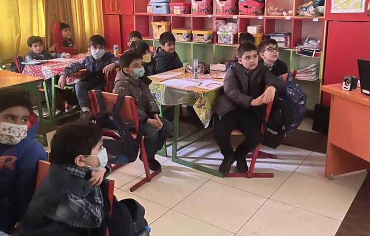 موضوع تابلو سنگی فعالیت های جذاب هفته ملی علوم پایه اول دبستان علوی 3