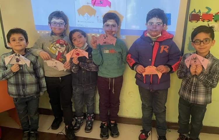 موضوع تابلو سنگی فعالیت های جذاب هفته ملی علوم پایه اول دبستان علوی 7