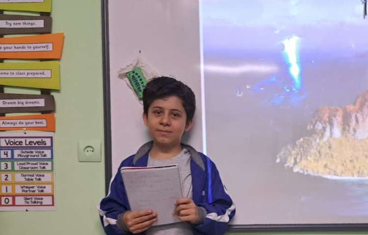 مکالمه و انجام بازی من کی هستم 1