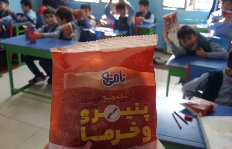 میان وعده امروز(نان و پنیر و خرما) 1