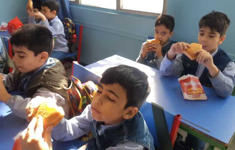 میان وعده امروز(نان و پنیر و خرما) 2