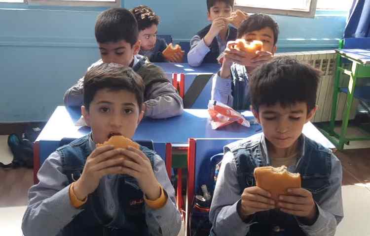 میان وعده امروز(نان و پنیر و خرما) 3