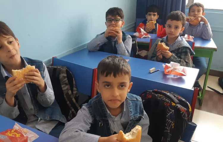 میان وعده امروز(نان و پنیر و خرما)