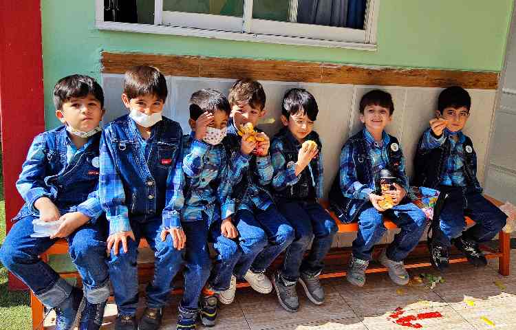 :میان وعده دانش آموزان عزیز در دبستان علوی 4