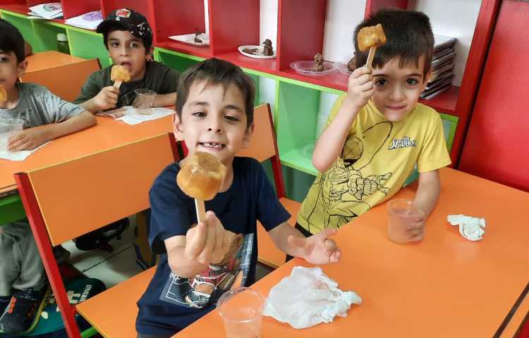 میل کردن بستنی آلاسکایی 2