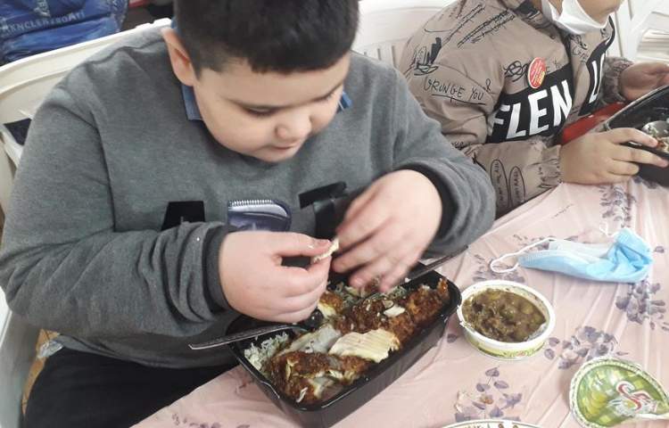 ناهار خوشمزه روز دوشنبه دبستان علوی 2