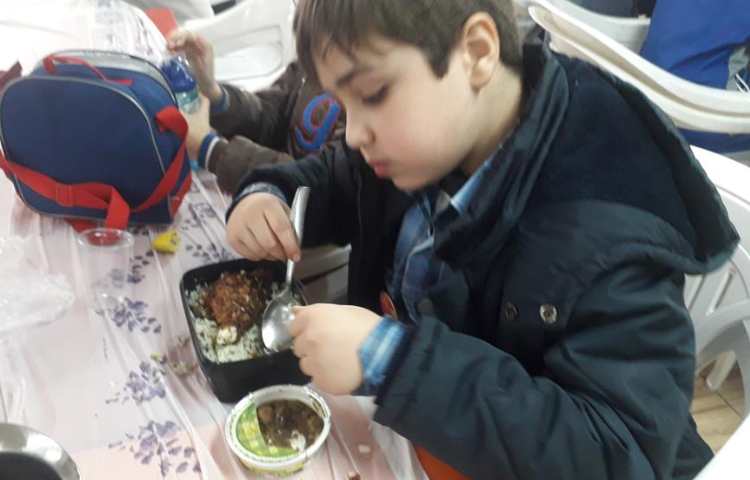 ناهار خوشمزه روز دوشنبه دبستان علوی 3