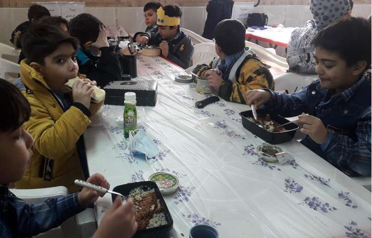 ناهار خوشمزه روز دوشنبه دبستان علوی 4